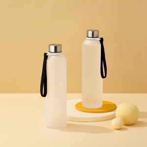 Bottiglia d'Acqua Riutilizzabile in Tritan con Logo Personalizzato, Design Coreano Moderno, Coperchio a Vite e Cinghia per Viaggi, Palestra e Attività all'Aperto - Product Image 2