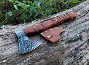 Hacha de Batalla Nórdica Forjada a Mano con Brújula Grabada, Tomahawk Medieval para Camping y Caza al Aire Libre con Funda de Cuero, Regalo - Product Image 4