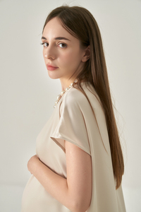 เดรสลำลองผ้าไหมซาตินทอลายทางเรียบง่าย ทรงมิดิ คอวี แขนสั้น ระบายอากาศได้ดี ทรงหลวม มีกระเป๋า  ย้อมสีพื้นเรียบง่าย สไตล์มินิมอล - Product Image 3