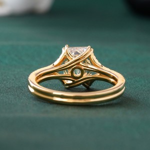 Anillo de Compromiso con Diamante Cultivado en Laboratorio, Corte Esmeralda de 2.11 Quilates, Oro Amarillo de 14K, VVS-VS DEF, Solitario con Engaste de Bisel, Oro Sólido de 18K - Product Image 5