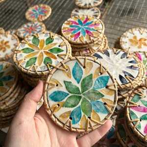 Posavasos de Bar de Lujo Ligero, Ecológico, con Aislamiento Térmico, Borde de Mimbre Tejido a Mano y Concha de Color, Redondo de 10 cm - Product Image 4