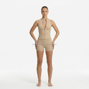Conjunto de Yoga de Talla Grande para Mujer, Marca Privada, con Logotipo Personalizado, Top sin Mangas con Media Cremallera y Pantalones Cortos de Cintura Alta, Conjunto Deportivo de 2 Piezas - Product Image 1