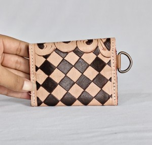 Porte-monnaie miniature en cuir véritable fait main avec motif diamant et embossage floral, bracelet de poignet, style vintage, fermeture à bouton-pression, unisexe - Product Image 3