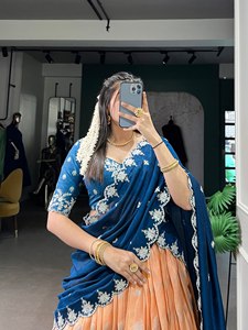 ผ้าคลุมไหล่สีน้ำเงินหรูหรา พร้อมกระโปรงสีส้มและสีเขียวมิ้นท์ ปักลายดอกไม้ด้วยมือ ชุดเดรสทรงเอไลน์ยาวถึงพื้น แบบไม่มีแขน คอทรงเรือ - Product Image 5
