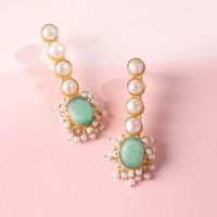 Boucles d'oreilles pendantes en laiton faites à la main avec perles et pierres ovales vertes – Bijoux légers et élégants en or pour femmes