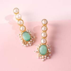 Pendientes artesanales de latón con perlas y piedra ovalada verde – Joyería colgante ligera de oro llamativa para mujer - Product Image 1