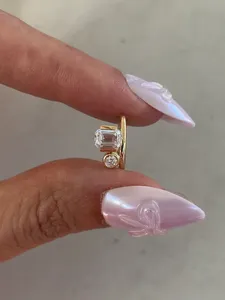 Pendientes de Aro Huggie de Lujo EtherStar con Esmeralda Redonda de 0.82ct Cultivada en Laboratorio, Certificación IGI, Oro, Cierre de Clic, para Mujer - Product Image 2
