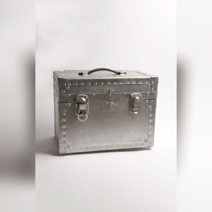 Grande boîte de rangement décorative en métal d'inspiration voyage moderne avec protections d'angle pour un salon multifonctionnel et gain de place - Product Image 1