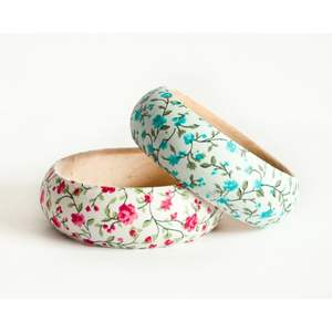 Accesorios Tradicionales para Bodas, Brazaletes de Madera Hechos a Mano con Patrón Floral - Product Image 1