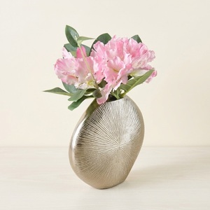 Jarrón de aluminio plateado de alta gama con diseño texturizado de escamas, maceta decorativa de metal para la decoración de la sala de estar, oficina y hotel. - Product Image 2