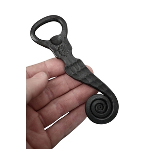 Ouvre-bouteille en fer forgé à la main au design minimaliste en forme de crâne avec finition noire mate pour la décoration et les cadeaux - Product Image 3