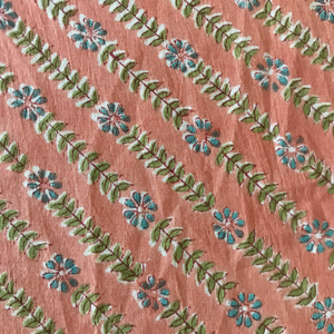 ผ้าฝ้ายพิมพ์ลายด้วยมือ – พื้นสีพีชลายใบไม้สีเขียวพร้อมลายดอกไม้สีน้ำเงินแบบบูติ พิมพ์ลายแบบดั้งเดิมของอินเดีย - Product Image 1