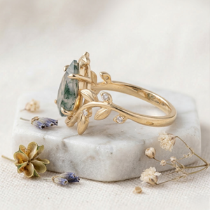 Anillo de Novia de Ágata Verde Lágrima con Diamantes Laterales Estilo GIA, Joyería Fina, Colección de Bodas de Gran Venta - Product Image 2