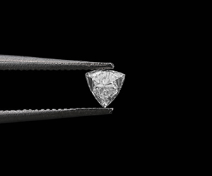 Nouveautés OM GEMS : Boucles d'oreilles personnalisées en diamant de laboratoire CVD taille triligne VVS-VS, couleur E-F, percées au laser, certifiées IGI, 0,25 ct, idéales pour un cadeau - Product Image 2
