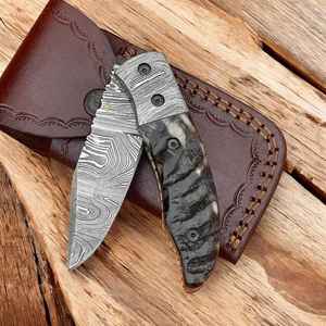 Cuchillo Plegable Hecho a Mano de Acero de Damasco de Grado Industrial con Mango de Cuerno de Ciervo, Empuñadura de Acero y Hoja de Punta Caída para Caza y Actividades al Aire Libre - Product Image 4