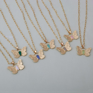 Collier pendentif animal en quartz rose - Breloque papillon plaqué or sculptée à la main - Bijou chic et tendance pour elle - Product Image 5
