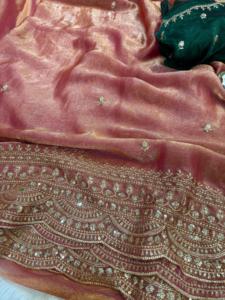 Sari en soie bicolore de qualité supérieure avec de magnifiques broderies multisequencées et un travail de découpe Dana sur toute la surface du sari, accompagné d'un chemisier en soie brodé. - Product Image 6
