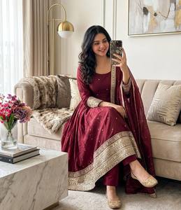 Conjunto de Seda Satinada con Bordado y Lentejuelas de 3/5 mm, Incluye Vestido, Pantalón y Dupatta, Completamente Cosido - Product Image 3