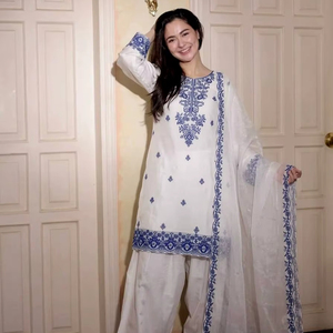 Elegante Conjunto de Kurti Blanco Bordado con Dupatta de Diseño y Pantalones Farshi - Product Image 1