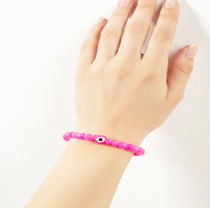 กำไลข้อมือประดับลูกปัดหินสีม่วงลายจุด ตกแต่งด้วยสีทองและจี้รูปผีเสื้อ มีจำหน่ายในราคาขายส่ง - Product Image 2