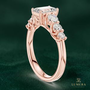 Anillo de Compromiso de Tres Piedras de Diamantes para Mujer, Elegante Joyería Nupcial de Boda, Oro Rosa, Corte Esmeralda, Banda con Acentos Graduados - Product Image 4