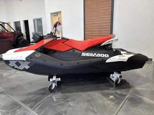 LIVRAISON GRATUITE NOUVEAU 2025 Sea Doo Spark Trixx 3UP IBR avec système audio Jet Ski + Remorque Gratuite - Product Image 2