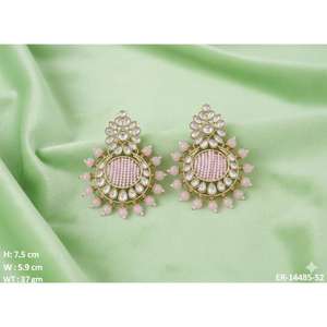 Ensemble de boucles d'oreilles traditionnelles Mehendi pour femmes, légères, finition dorée, parfaites pour les mariages, les Mehndi, les Haldi et les occasions festives - Product Image 1