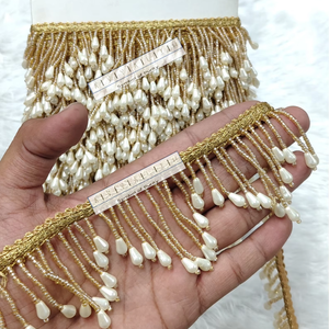 Encaje con Borlas y Cuentas Metálicas Color Crema Dorado – Adorno de Flecos en Forma de Lágrima de Primera Calidad para Bordes de Sarees y Prendas de Lujo - Product Image 1