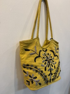Sac à bandoulière en textile brodé jaune, taille moyenne, usage quotidien, fermeture supérieure avec poignée - Product Image 2
