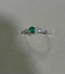 Bague pour femme en or blanc 14 carats avec émeraudes de laboratoire taille poire double et diamants de laboratoire taille cœur, bijoux raffinés pour les soirées - Product Image 1