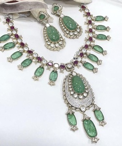 Atractivo Juego de Collar y Aretes de Moissanita Clásica Chapada en Oro de Primera Calidad, Regalo para Bodas Indias y Fiestas - Product Image 2