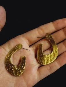 Pendientes de latón dorado hechos a mano de calidad premium, joyería de diseño pulida de lujo para damas, disponible a un precio competitivo. - Product Image 3