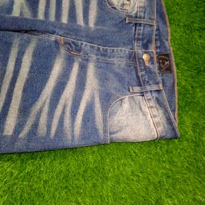 Vaqueros de mezclilla vintage para hombre, bordados, con efecto desgastado, resistentes al viento, con logo frontal, corte recto informal - Product Image 3