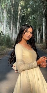 Magnifique ensemble Salwar Kameez multicolore à col rond avec broderies fantaisie et dupatta pour mariée, idéal pour les fêtes. - Product Image 3