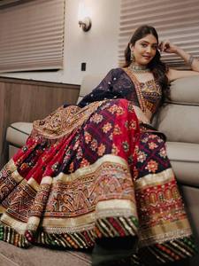 Ensemble Lehenga en Soie Malai Imprimé Miroir Royal avec Gota Doré, Élégant Lehenga en Soie Malai Brodé de Miroirs - Product Image 2