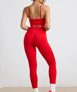 Leggings de sport haute performance pour femmes, leggings rouges sans coutures, vêtements de sport avec coupe sculptante et tissu extensible respirant - Product Image 4