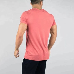 เสื้อยืดคอกลมแขนสั้นทรงสลิมฟิตสีพื้นสำหรับผู้ชาย - Product Image 6