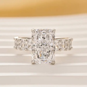 Anillo de compromiso de media banda con halo oculto de moissanita 925 de corte radiante en plata de ley, chapado en oro amarillo y blanco, con diamantes. - Product Image 4