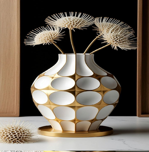 Vase géométrique contemporain blanc et or avec une texture unique texturée et un style artistique moderne, disponible à prix de gros. - Product Image 1