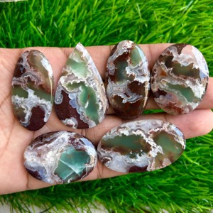 Vente en gros de pierres précieuses naturelles Aquaprase en cabochon, formes variées, pour la fabrication de bijoux - Product Image 1