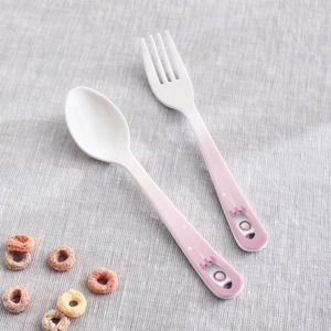 Ensemble de fourchettes et cuillères en plastique blanc avec manches rayées bleues, sans BPA, design minimaliste pour le camping - Product Image 3