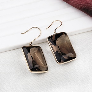 Boucles d'oreilles pendantes en or jaune 18 carats avec quartz fumé naturel rectangulaire serti clos, collection Memoria Jewels, vente en gros - Product Image 1