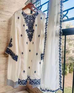 Elegante traje sharara bordado con detalles elaborados, dupatta a juego y joyería tradicional para ocasiones festivas. - Product Image 6