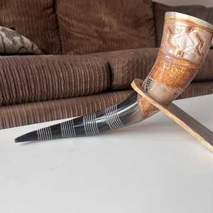 Cornes à boire en corne de buffle gravées à la main, écologiques et sur mesure, pour les magasins de fournitures vikings et les magasins de cidre, destinées à la revente - Product Image 1