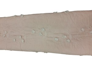 Tissu en coton rose clair en gros avec broderie florale 3D blanche et motifs de vigne délicats pour vêtements de créateurs et décoration intérieure - Product Image 5