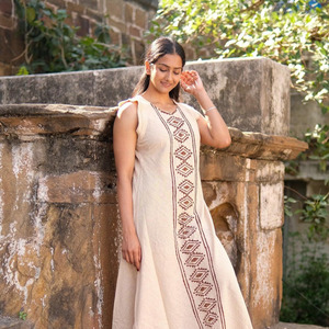 Robe longue en lin bohème, motif géométrique tribal brodé à la main, jaune canari terreux, sans manches, coupe trapèze - Product Image 2