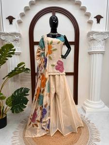 Salwar Kameez beige à motifs floraux en relief, avec dupatta en dentelle, haut à fines bretelles et pantalon large, pour mariage et tenue de soirée élégante - Product Image 4