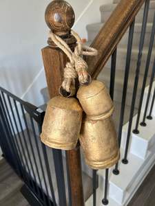 Ensemble de clochettes en métal doré au design moderne, 3 clochettes harmonieuses pour arbre de Noël, écologiques, faites à la main, décoration rustique pour la maison, taille et logo personnalisables - Product Image 3