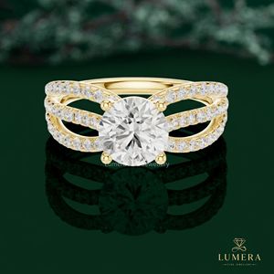 Bague de fiançailles en or jaune avec diamant de laboratoire rond brillant, bague de mariage à triple sangle fendue style Cathédrale - Product Image 2