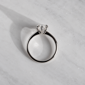 Bague de fiançailles classique solitaire en diamant taille poire pour femme, de qualité supérieure, bijoux de mariée élégants, disponible à la vente - Product Image 3
